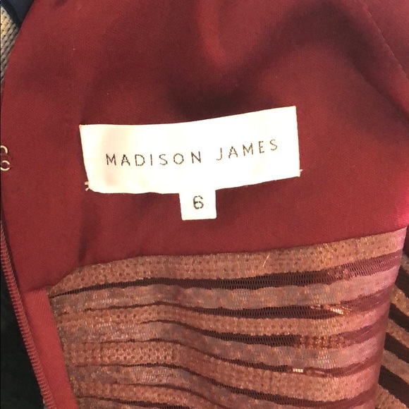 Beautiful gown, with elegant gold jewels. - Picture 4 of 4